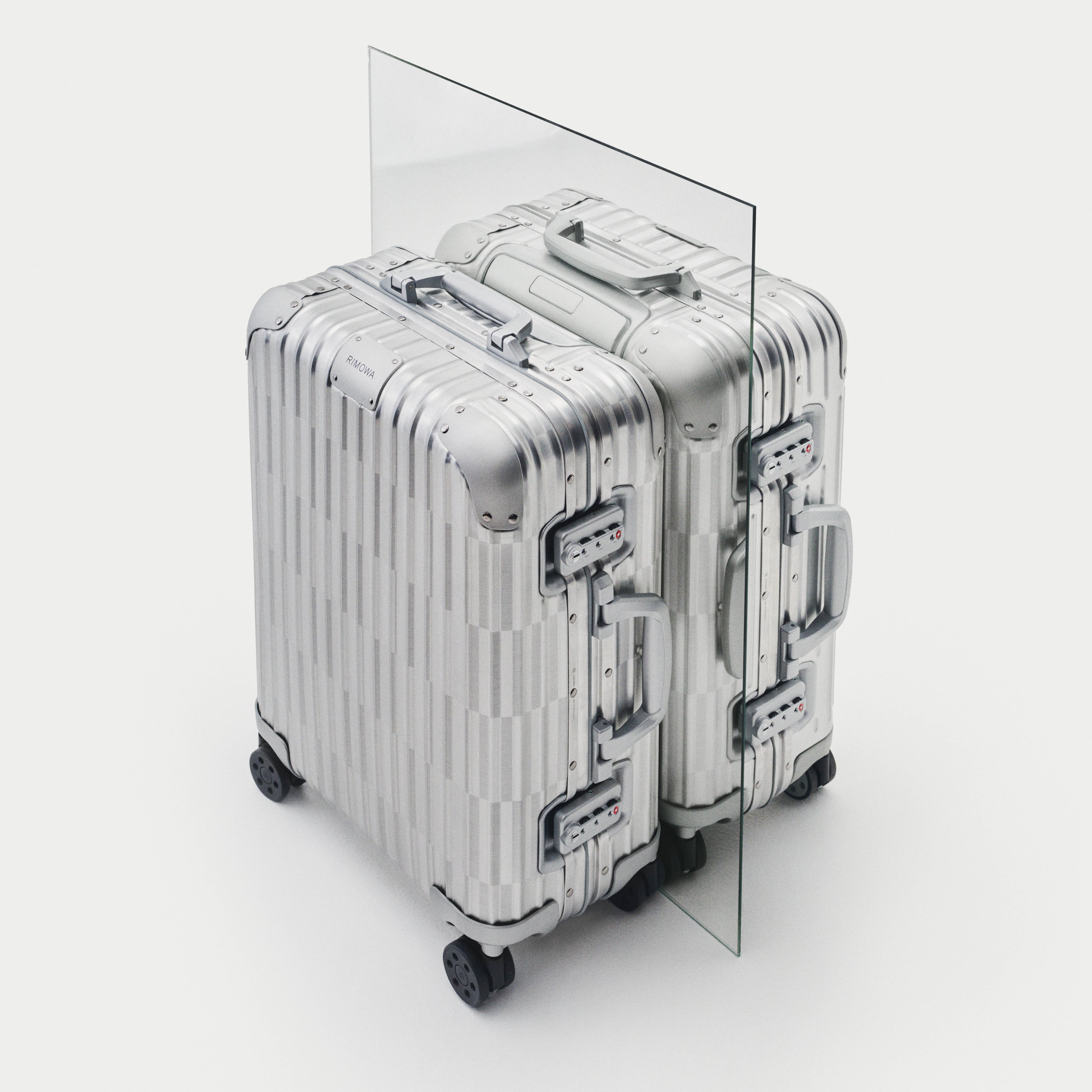 RIMOWA萢E2002̃XyVACeoI