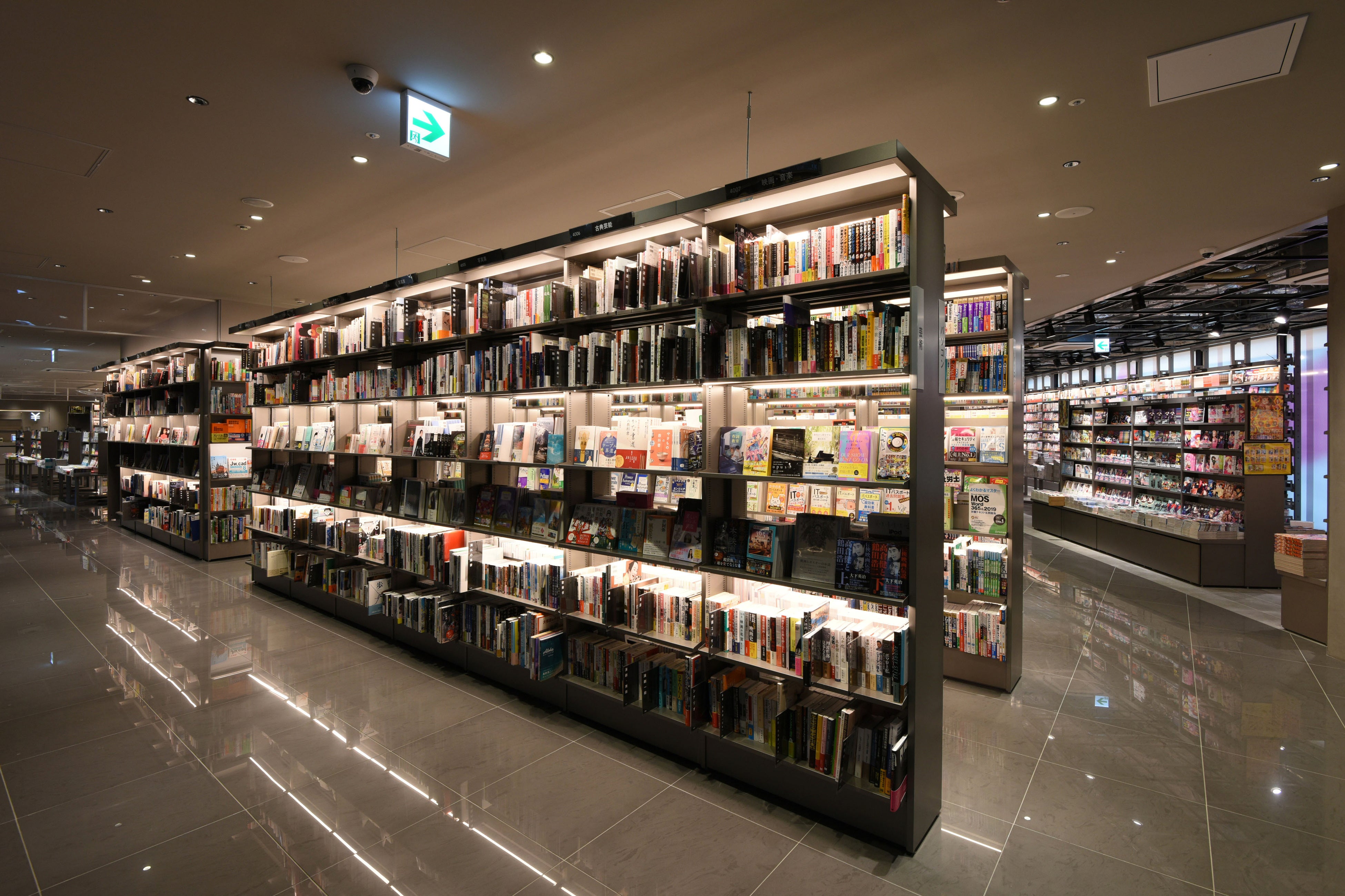 aJGAő勉̑^X180ȂLJtFEWwTSUTAYA BOOKSTORE aJTNXe[WxƁwSHARE LOUNGEx725I[v